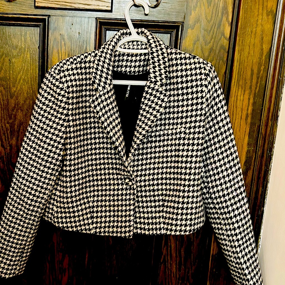 Chic wool cropped houndstooth blazer. Perfect condition.